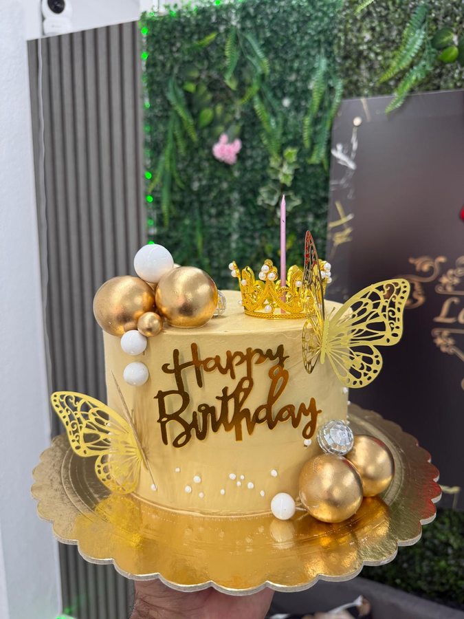 Cumpleaños dorado con mariposas