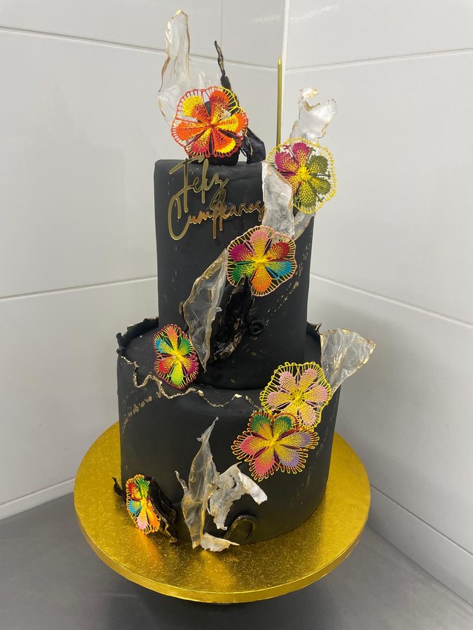 Tarta negra con flores